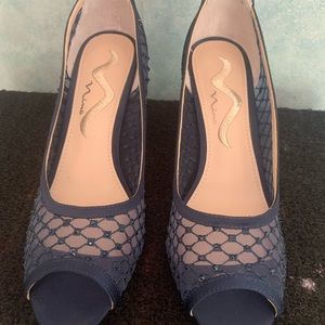 Lovely “Nina” brand 3 inches heels dark blue color size 8 M
